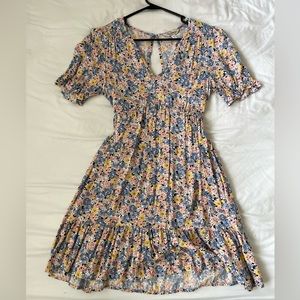 Floral short sleeve dress. Size 4 (small).